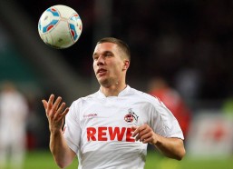 海星体育官网入口|足球世界瞩目，德劳伦蒂斯与利雅得胜利首席执行官会晤，手持克里斯蒂亚诺·罗纳尔多球衣引发全球猜想