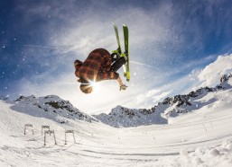 【海星体育官网】佩雷兹晒与维斯塔潘合影见证队友情，荷兰车手赠头盔致意深厚友谊